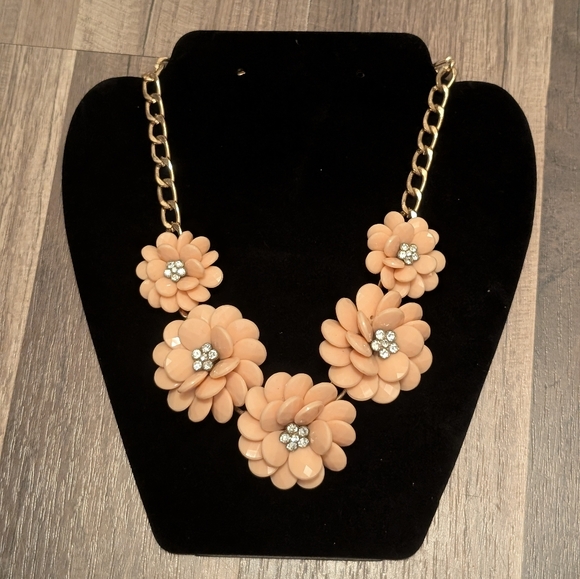Jewelry - Floral Necklace